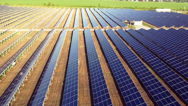 Vol de vue aérienne par drone au-dessus des panneaux de la centrale solaire. Vue aérienne de dessus de la ferme solaire. Énergie verte, innovation électrique. Énergie renouvelable. Ferme industrielle d'énergie solaire produisant de l'énergie solaire.