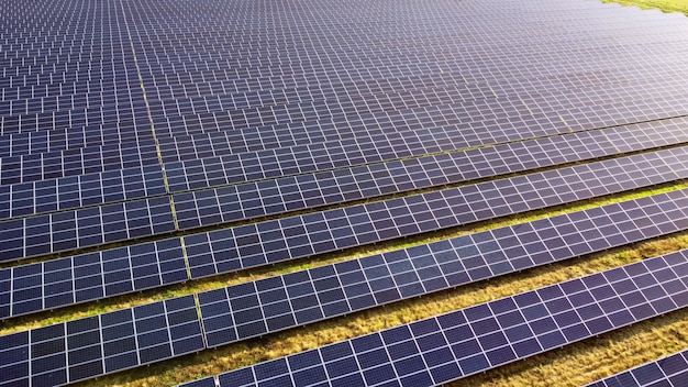 Vol de vue aérienne par drone au-dessus des panneaux de la centrale solaire.