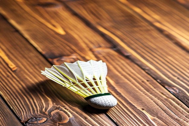 Un volant de badminton sur une table en bois