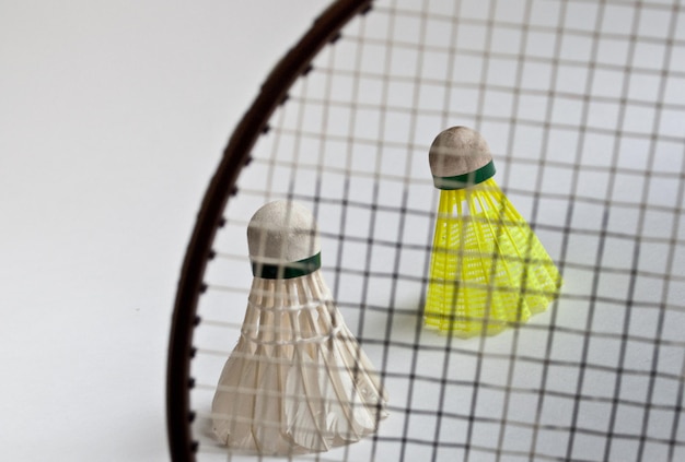 Volant de raquette de badminton sur fond blanc