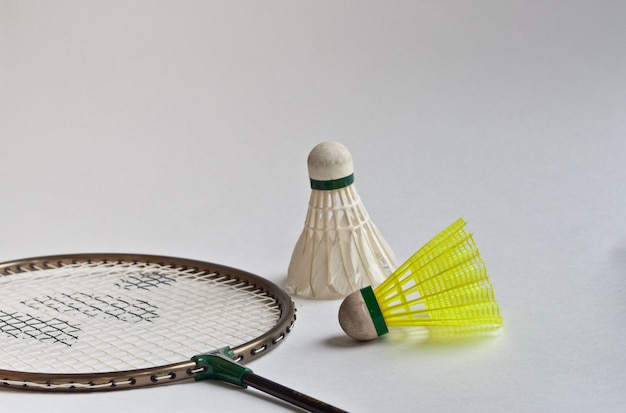 Volant de raquette de badminton sur fond blanc