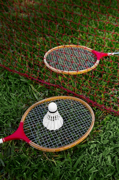 Photo volant et raquettes de badminton sur l'herbe