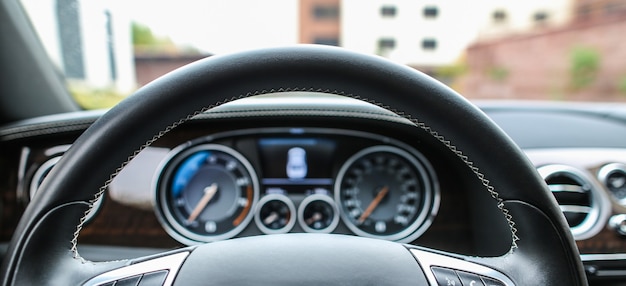 volant et tableau de bord dans la voiture