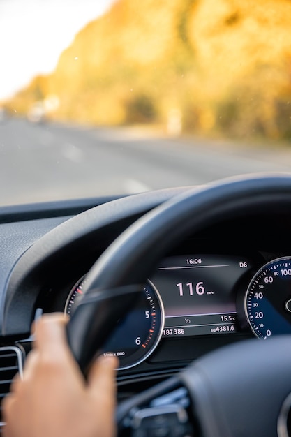 Le volant d'une voiture à grande vitesse sur la route