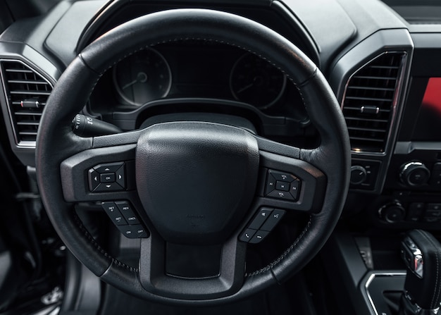 Volant de voiture. intérieur du véhicule. Vue intérieure de la voiture avec salon noir.