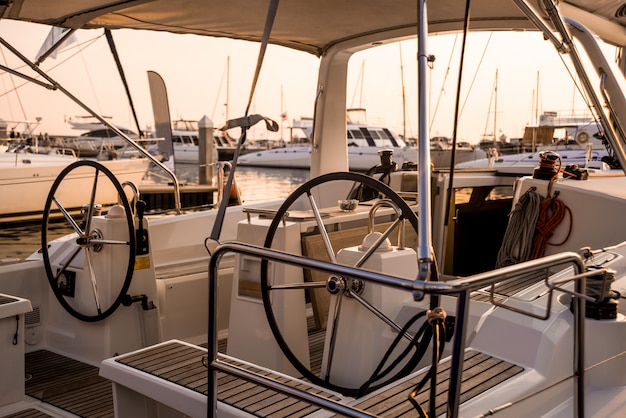 volants modernes de yacht de bateau de vitesse.