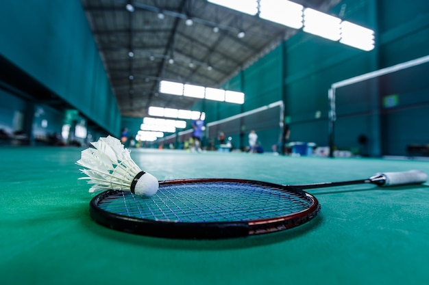 Volants et raquette de badminton sur cour verte