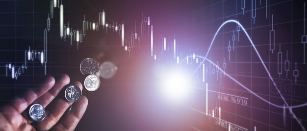 Volatilité de la monnaie nationale. Pièces de monnaie russes avec l'inscription "rouble". Faible taux de change du rouble. L'automne bien sûr. Crise financière. Rouble dans la main.