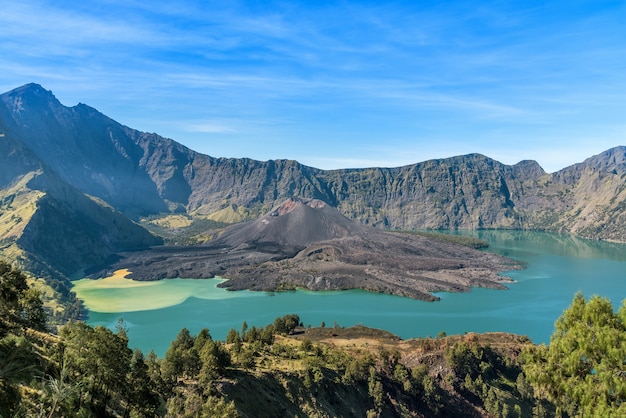 Volcan actif Baru Jari