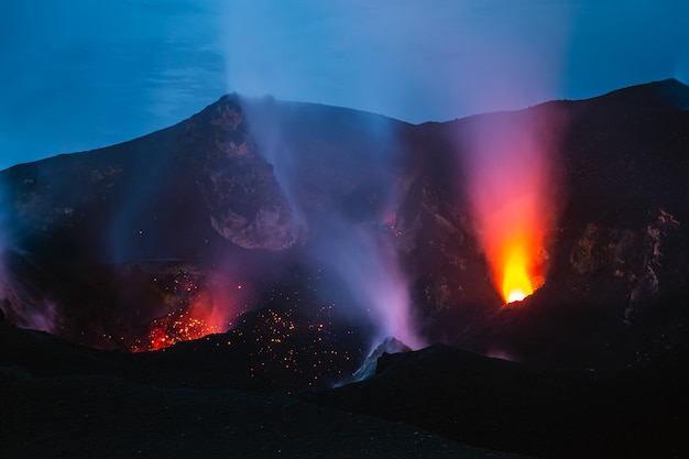 Photo volcan actif par nuit noire