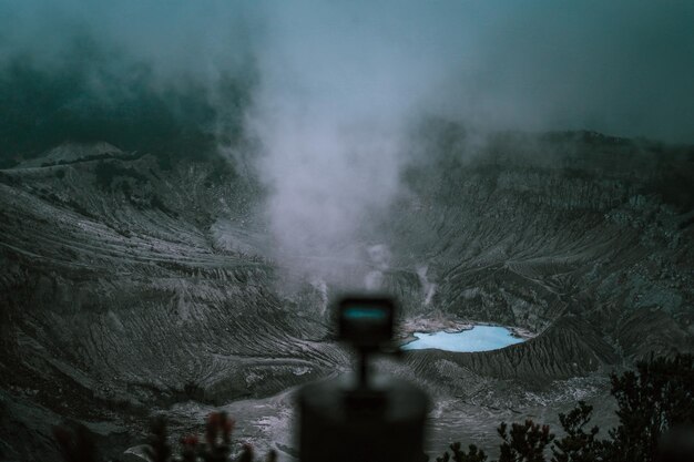 Photo un volcan actif vu d'en haut