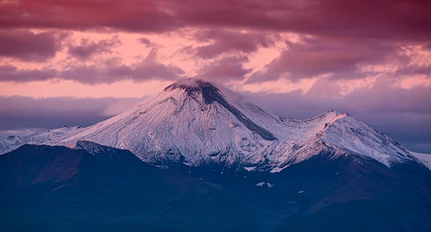 Volcan Avachinsky au Kamchatka à l'automne avec un sommet enneigé