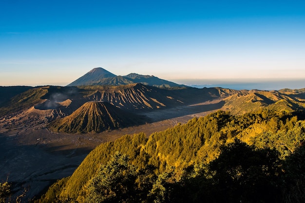 Photo le volcan bromo gunung bromo au lever du soleil depuis le point de vue du mont penanjakan dans l'est de java en indonésie