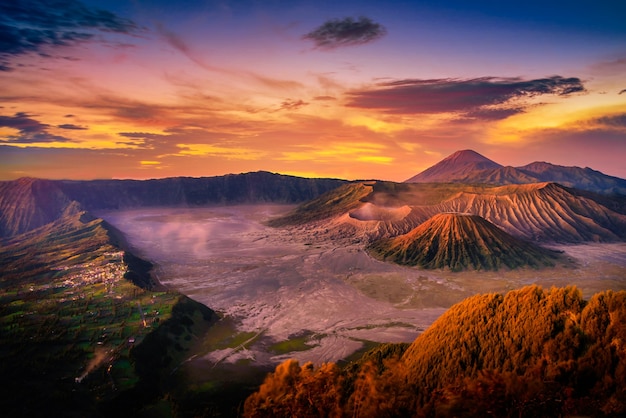 Volcan du mont Bromo (Gunung Bromo) au lever du soleil avec ciel coloré