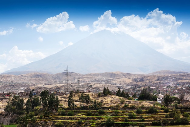 Volcan endormi et la ville