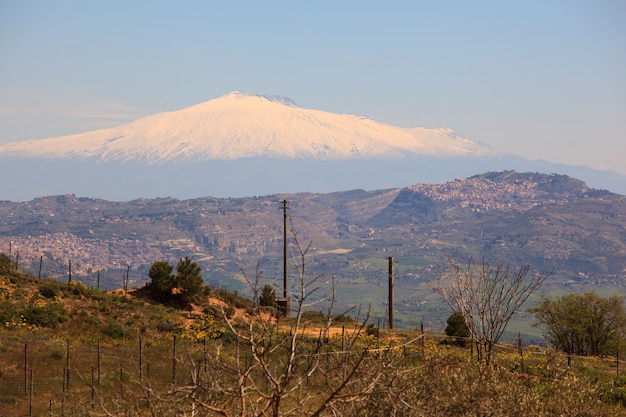 Volcan Etna et champ de Sicile