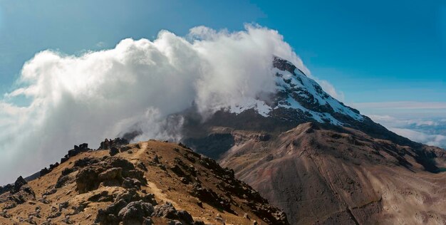 Volcan d'Iliniza du sud à l'aube