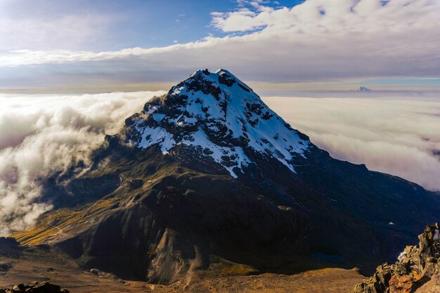 Volcan d'illiniza du sud à l'aube