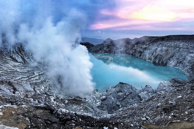 Photo volcan kawa ijen en indonésie vue panoramique de la montagne volcanique contre le ciel