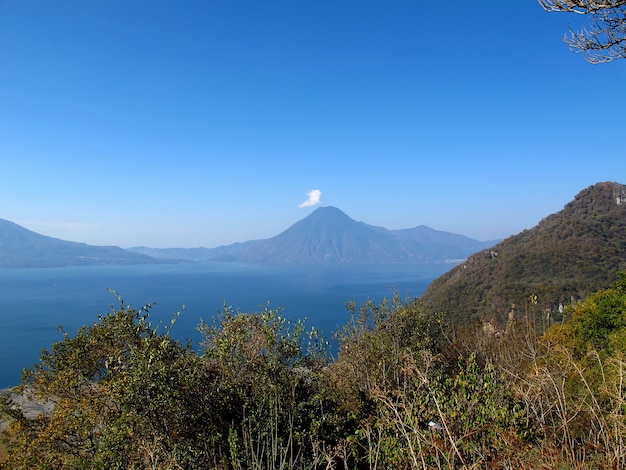 Le volcan sur le lac Atitlan au Guatemala