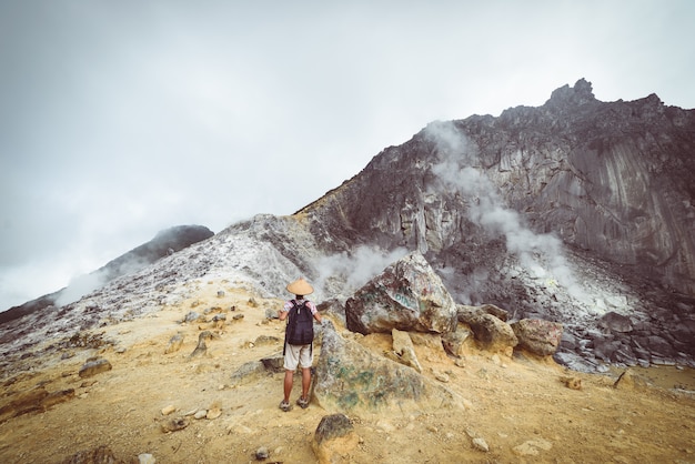 Volcan Sibayak, caldera active à la vapeur, Berastagi Sumatra, Indonésie