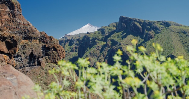 Volcan Teide Tenerife Îles Canaries Espagne Vue sur le sommet du mont Teide enneigé Pico del Teide Tenerife Îles Canaries Espagne Depuis les gorges de Masca