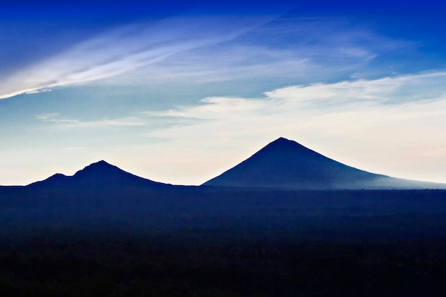 Volcans au lever du soleil