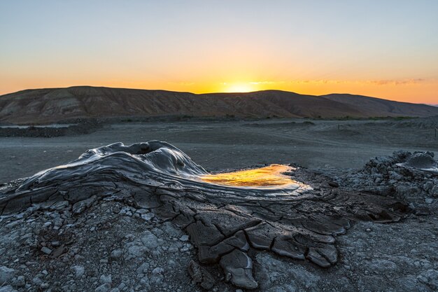 Volcans de boue dans les rayons du soleil couchant