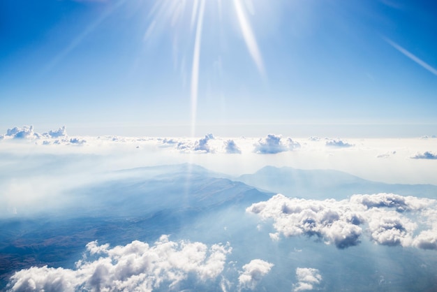 Vole au-dessus de la terre dans les nuages