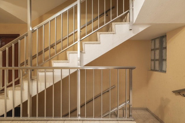 Volées d'escaliers avec garde-corps en aluminium