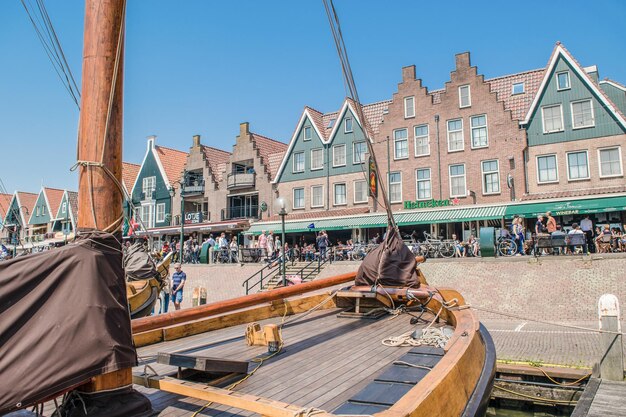 VOLENDAM, PAYS-BAS, JUIN 2016 : Bateaux dans le port de Volendam, Pays-Bas le 7 juin 2016.