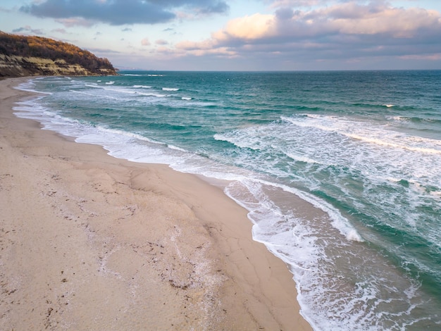 Voler au-dessus de la belle plage sauvage de Bulgarie