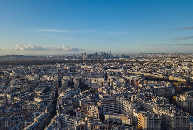 Voler au-dessus des toits de Paris, France