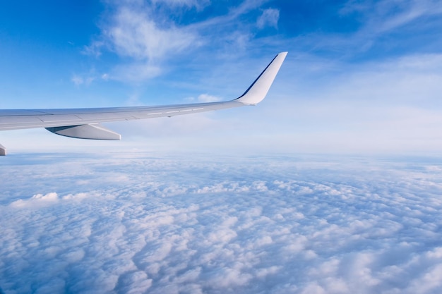 Voler est un sentiment formidable, pas seulement un voyage tourné depuis un siège de fenêtre près des ailes d'un avion contre un ciel bleu clair