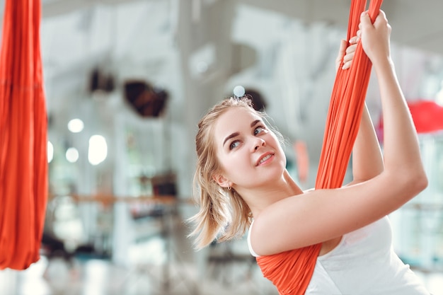 Voler le yoga. Une jeune femme pratique le yoga aérien anti-gravité avec un hamac.