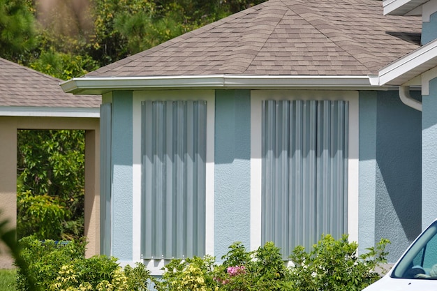 Volets anti-ouragan en acier montés pour la protection des fenêtres de la maison Mesures de protection avant une catastrophe naturelle en Floride