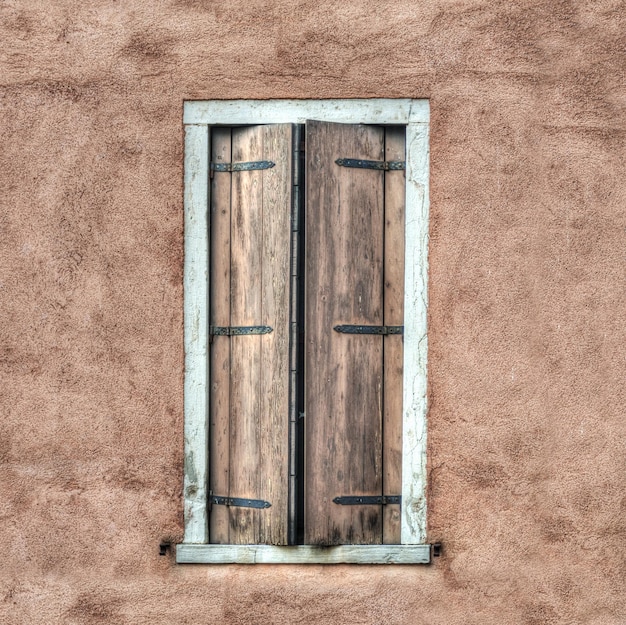 Volets en bois dans un mur rustique Traités pour un effet de mappage de tons hdr