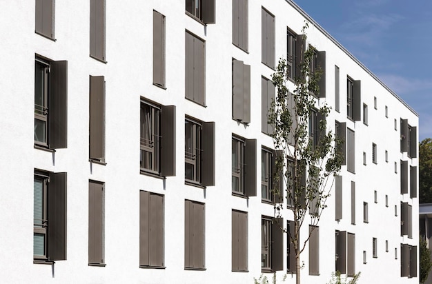 Volets extérieurs, stores extérieurs sur la façade moderne Immeuble de grande hauteur. Façade de maison d'habitation.