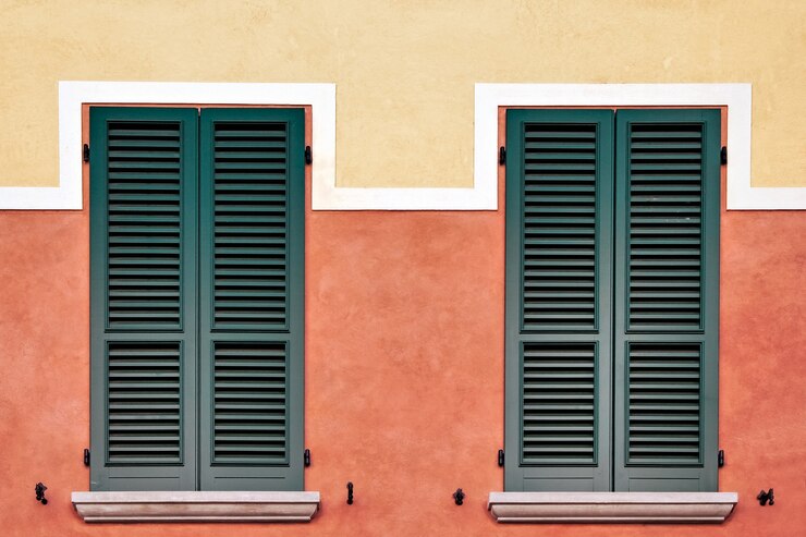 Volets symétriques sur un immeuble à Desenzano del Garda