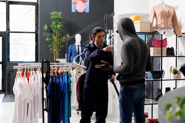 Photo le voleur a été attrapé en train de voler un magasin par un ouvrier.