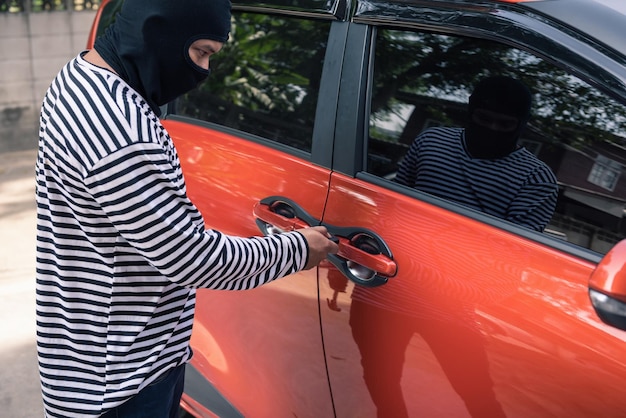 Photo un voleur qui ouvre une voiture.