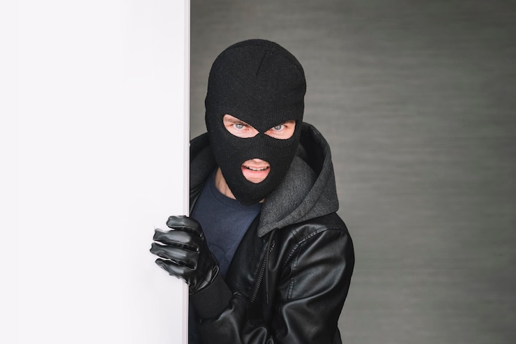 Photo le voleur regarde autour du coin copie de l'espace méchant garde la porte d'entrée maniaque a fait irruption dans la pièce le voleur a brisé la porte le regard maléfique du bandit sur la caméra invité dangereux