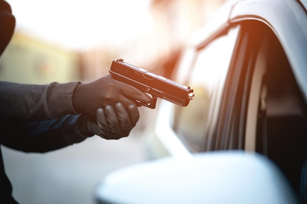 Des voleurs utilisent des armes pour voler une voiture menaçant une femme avec des clés de voiture