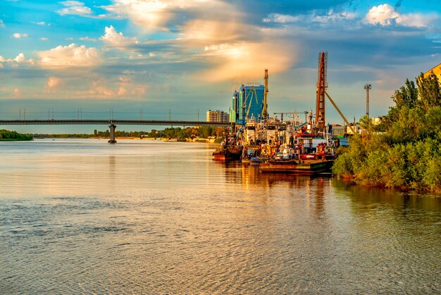 Volga dans le port de fret central d'Astrakhan