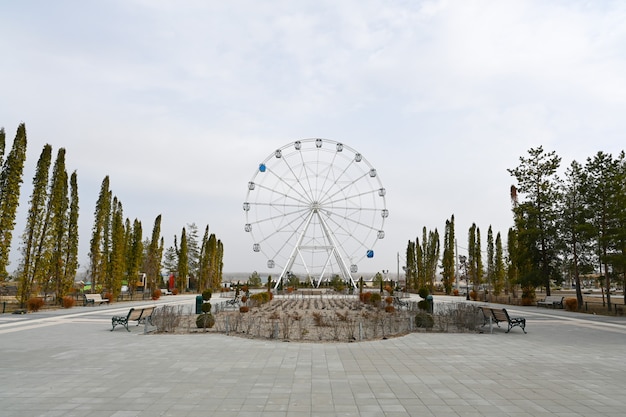 Volgograd, Russie - 10 avril 2021 : Grande roue dans le parc de la culture et des loisirs « Bakou ».