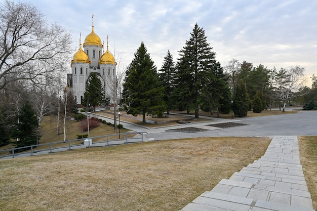 Volgograd, Russie - 13 juin 2021 : vue sur l'église de tous les saints au mémorial de guerre de la colline de Mamayev à Volgograd. Thème orthodoxe russe.