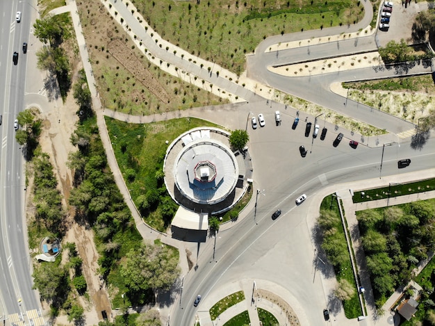 Volgograd. Vue dominante sur la ville. voitures sur la route.