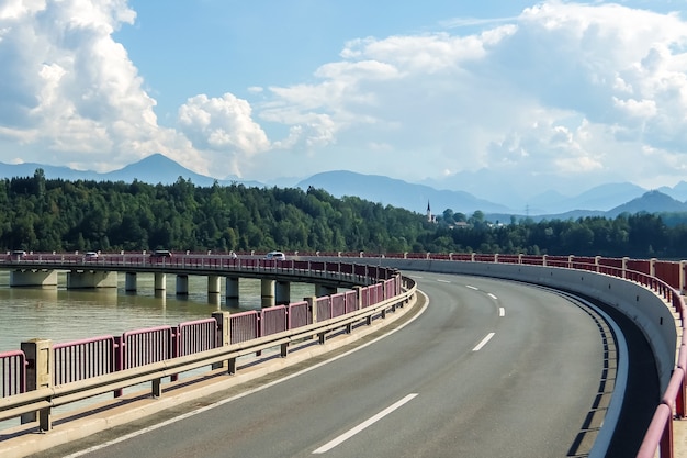 Volkermarkt Autriche Vue du pont sur la rivière Drau