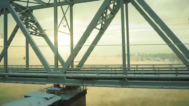 Volkhov russie le pont ferroviaire sur la rivière Volkhov à côté de la centrale hydroélectrique