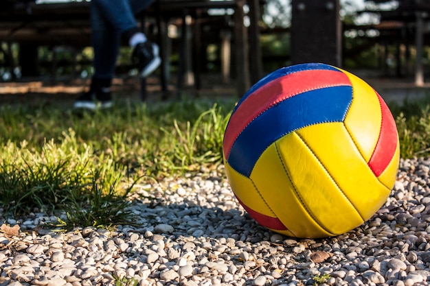 Volley-ball et jambes d'un joueur en pause. Le plaisir du sport et des jeux de plein air.